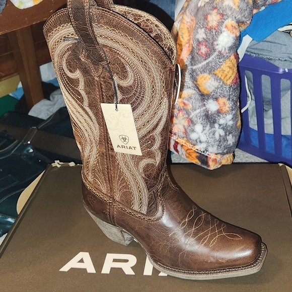 Ariat - Picture 1 of 5